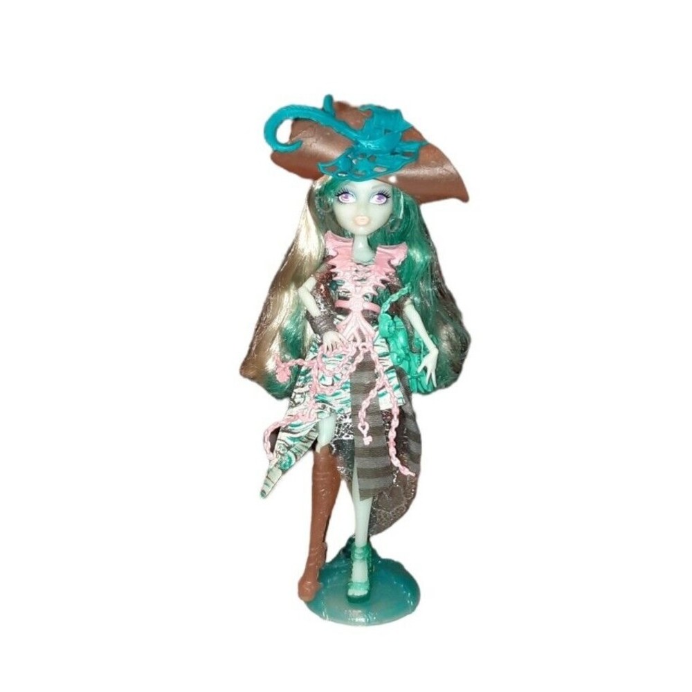 Monster High Doll Vandala Doubloons Haunted Student Spirits Purse Stand Hat